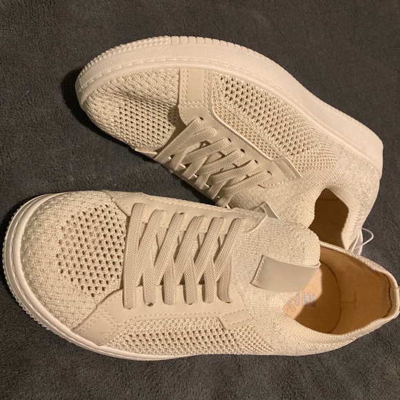 Mia girl Cream Sneakers - Picture 3 of 10